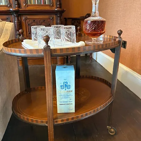 Hill House بيت ضيافة كاشيل